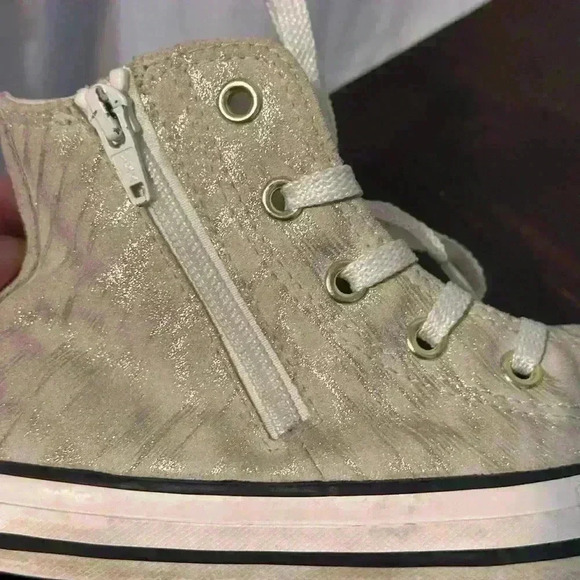 Kids Converse High top. 
Cream Sparkle Suede. 
Zipper. 
Sparkle Laces. 
Size 1 - Picture 7 of 7